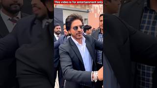 शाहरुख खान ने गरीब लोगों को खाना खिलाया  Sharukh Khan Poor Man Eating shortvideo sharukhkhan [upl. by Winfred]