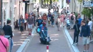 Man op scootmobiel racet door Amsterdam [upl. by Cott]