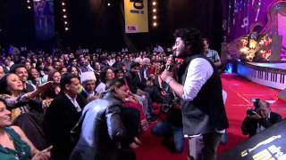 Arijit Singh gives a tribute to Shah Rukh Khan at 6th Royal Stag Mirchi Music Awards [upl. by Esenaj]