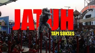 Barongsai Jatuh dari Tonggak Saat Atraksi di Jakarta Fair [upl. by Yadsnil]