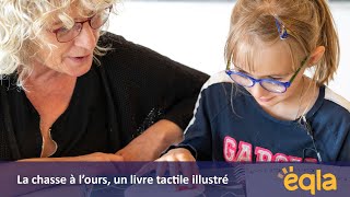 Julia découvre La chasse à lours un livre tactile illustré [upl. by Jeddy]