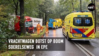 Vrachtwagen belandt naast de weg en komt tot stilstand tegen boom Soerelseweg N795 in Epe [upl. by Suoivatco267]