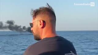 IN FIAMME BARCA SUL GARGANO TURISTI TRATTI IN SALVO [upl. by Leibman]