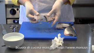 Corsi di cucina Sfilettare spinare e spellare un pesce rotondo branzino [upl. by Hareemas]