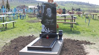 Monumente funerare pe mormânt cu instalare pe cimitirul Sângerei [upl. by Eleets]