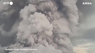 Eruzione vulcanica a Tonga lenorme nuvola di cenere copre lisola [upl. by Hose]