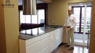 Video cocinas modernas blancas con isla sin tirador encimeras de silestone [upl. by Akerehs38]