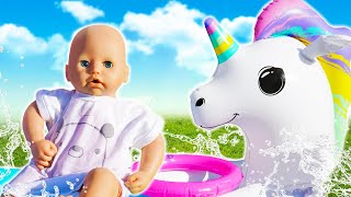 La muñeca bebé Annabelle se baña en la piscina de unicornios Juegos para bebés [upl. by Atiral219]