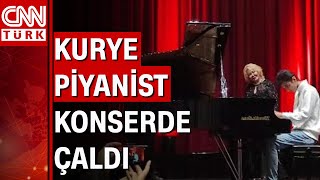 Kurye piyanist bu kez sahnede çaldı [upl. by Alleuqcaj611]