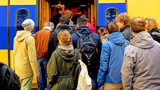 Waarschuwing voor treinreizigers [upl. by Gaul112]