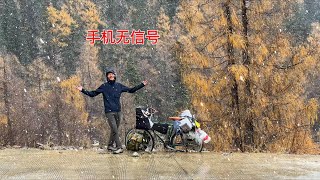 冬季騎行去西藏遇下大雪，幸虧撿到小木屋住一晚，生火取暖做飯吃 [upl. by Oakie]