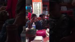 Niño de la calle canta con mucho sentimiento en puesto de comida y hace llorar a una señora [upl. by Ferullo351]