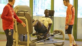 Séance de gainage et musculation des Bleus à Clairefontaine [upl. by Yattirb]