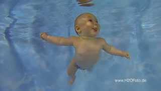 Babyschwimmen Unterwasserfotos im Babyschwimmkurs [upl. by Aihsenad704]