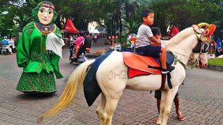 KUDA TUNGGANG 🐴 Berkuda di temani ondel ondel betawi  Play with horse  ridding horse  cikunir [upl. by Harmonie475]