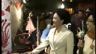 Chinese first lady Peng Liyuan visits Indonesian cultural organization in Jakarta [upl. by Atikan]