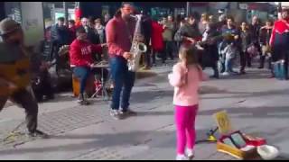 Niña baila Mambo  Lupita  y la gente se vuelve eufórica Barcelona [upl. by Ailecnarf720]