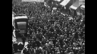 Rétro Mai 68  Manifestation à Bordeaux  archive vidéo INA [upl. by Wappes]