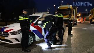 Auto vliegt op snelweg uit de bocht en via lantaarnpaal de struiken in  A20 Schiedam [upl. by Nileuqay]