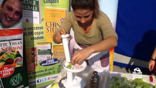 Ricetta dellestratto verde di succo lime e verdure per brindare a gruppomacrocom [upl. by Yennor]