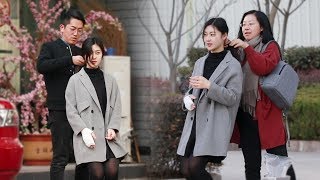 The girl whose hand was injured asked a passerby to help tie up her hair 当手受伤的女孩请路人帮忙扎头发 [upl. by Annaej861]