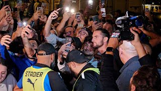 OM  Adrien Rabiot accueilli à laéroport de Marseille par des supporters en feu [upl. by Abocaj]