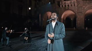 Mengoni a Bergamo in piazza Vecchia canta «Lanno che verrà» di Dalla a un anno dall’inizio [upl. by Enihpled]