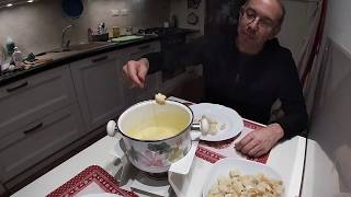 Come preparare la fonduta di formaggio Fondue Savoyarde e simili [upl. by Nivlam410]