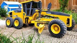 Grading A Road With An RC Motor Grader In 116 Scale [upl. by Nuahc]