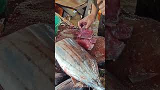 Fish cutting skills skill potong ikan fish ikansegar cuttingfish cuttingskills short shorts [upl. by Llemert]