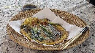 HanCOOK How to make korean style Green onion pancake Haemul Pajeon Recipe [upl. by Renata]