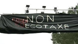 Les agriculteurs se mobilisent contre lécotaxe [upl. by Eilsil456]