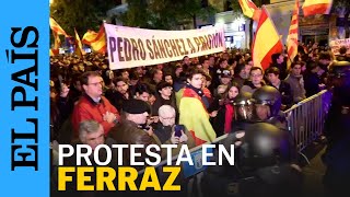 FERRAZ  Manifestantes protestan contra la amnistía ante la investidura quotPuigdemont a prisiónquot [upl. by Kidd]