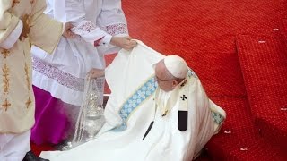 URGENTE Papa sufrió caída durante misa en Polonia [upl. by Norved62]