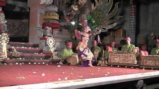 Taruna Jaya Legong Dance  Sadha Budaya Gamelan Ubud Bali Dec 2010 [upl. by Cypro]