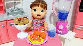 BABY ALIVE COMILONA SARA JANTA MACARRÃO COM MOLHO E FRANGO SORVETE E SUCO DE BLUEBERRY COMIDINHAS [upl. by Roskes654]