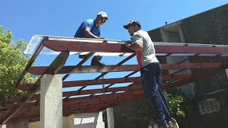 Passo a passo de como instalar uma cobertura de policarbonato em pergolado de madeira  Polysolution [upl. by Lodnar270]