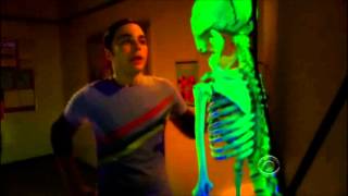 The Big Bang Theory Español  Broma de Halloween a Sheldon [upl. by Cates]