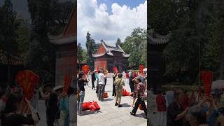 湖南衡山南嶽大廟，廣場中誠心膜拜的信徒。Believers worshiping sincerely in the square of Nanyue Temple in Hengshan Hunan [upl. by Marcello]