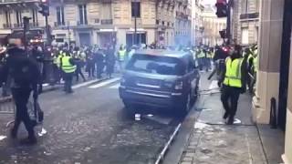 Destruction dune voiture diplomatique aux abords des ChampsÉlysées gilet jaunes [upl. by Aelber]