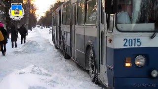 Черкаський тролейбус ЗиУ683Б Б00 №2015 буксує 19012016  Cherkasy trolleybus ZiU683B №2015 [upl. by Etnoj]