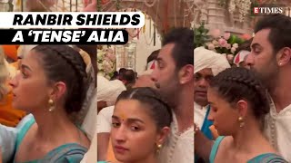 Ranbir Kapoor Shields Tense Alia Bhatt Amid Crowd At Ayodhyas Ram Mandir [upl. by Amis851]