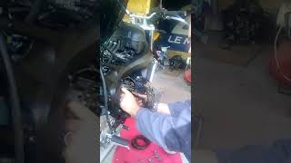 Tuto Changement embrayage moto Yamaha fz6 [upl. by Peer931]