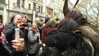 Krampuslauf – Schaurig schönes Spektakel auf dem Christkindlmarkt in München [upl. by Eelac145]