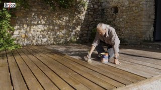 Rénover une terrasse en bois avec un dégriseur et un saturateur  Tuto brico avec Robert [upl. by Mayhew286]