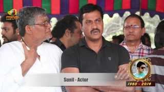 I am unable to believe that Uday Kiran is no more says Sunil  Uday Kiran Funeral [upl. by Neelhtac]