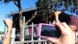 GIRL WEDGIES HERSELF JUMPING A FENCE BLINK 182 MELBOURNE SOUNDWAVE 2013 [upl. by Nels73]