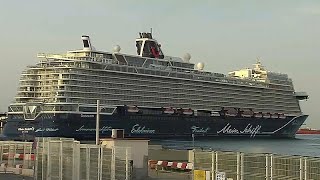 Primer crucero turístico en 15 meses atraca la esperanza en el puerto de Málaga [upl. by Erdnoid]