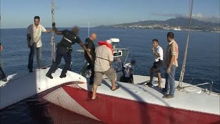 Un chef dentreprise se fait arrêter sur son catamaran de luxe [upl. by Roland]