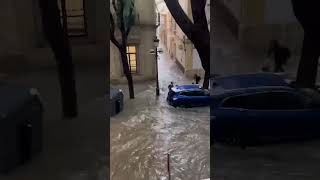 DANA ESPAÑA  Una mujer y niños huyen de una inundación causada por la tormenta [upl. by Thebault13]